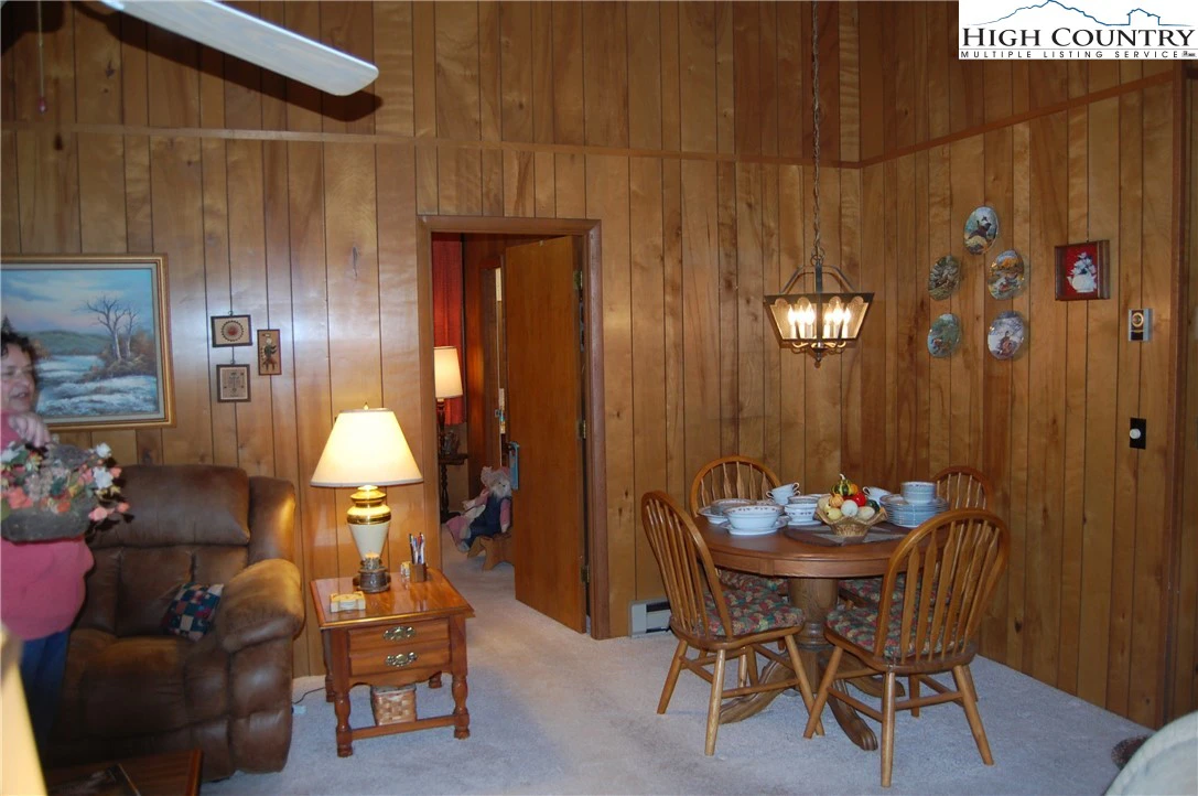 Image number 17 for the current listing