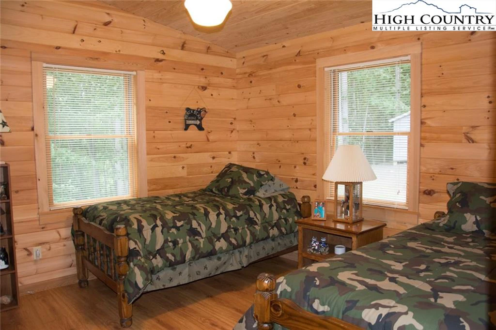 Image number 14 for the current listing