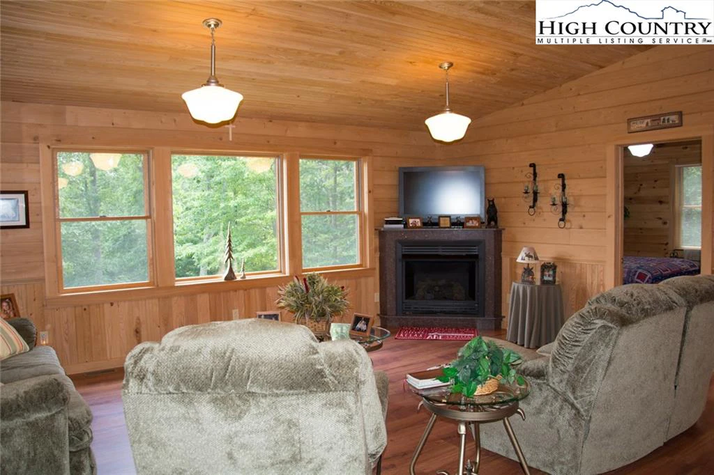 Image number 21 for the current listing