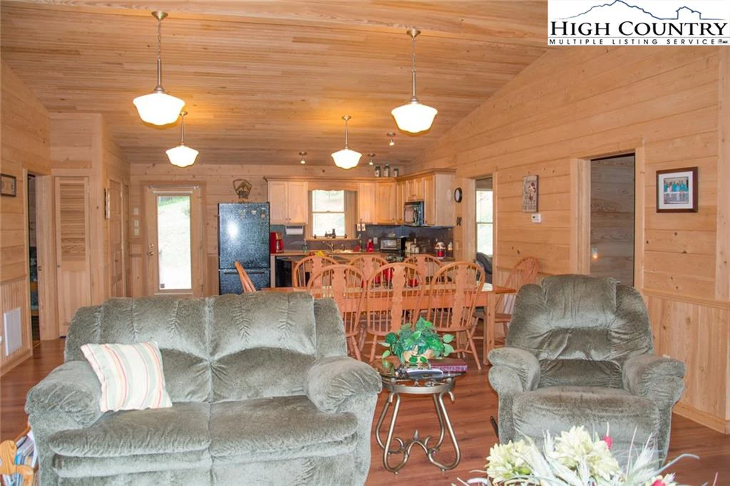 Image number 19 for the current listing