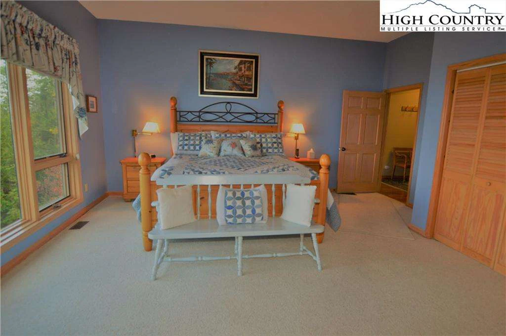 Image number 4 for the current listing