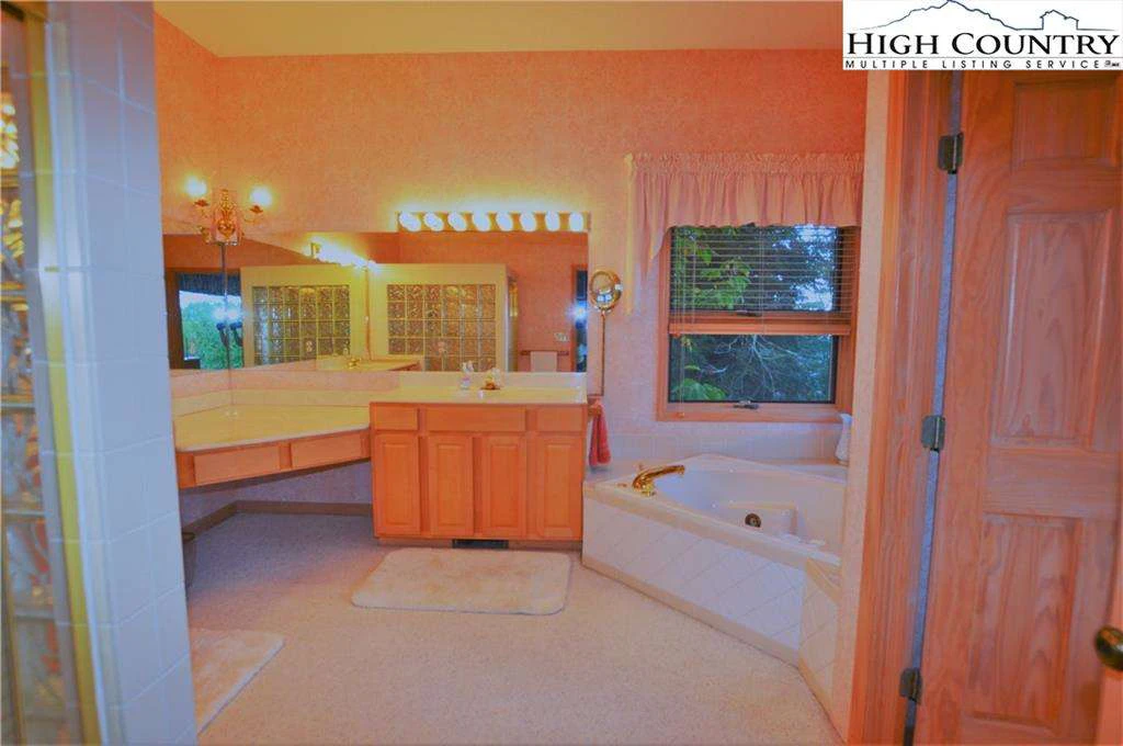 Image number 8 for the current listing