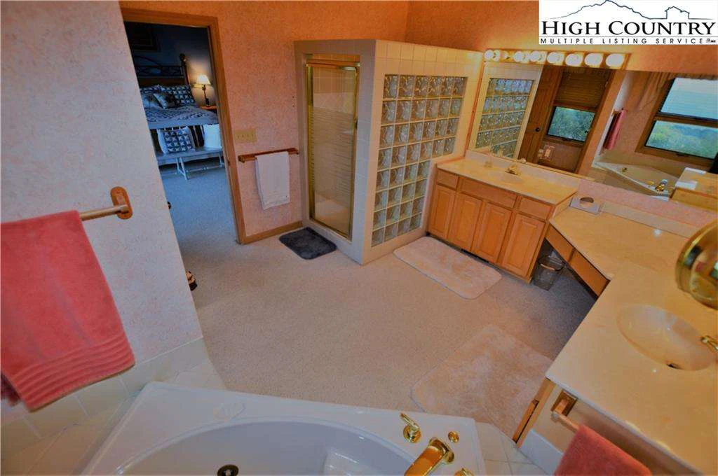Image number 9 for the current listing