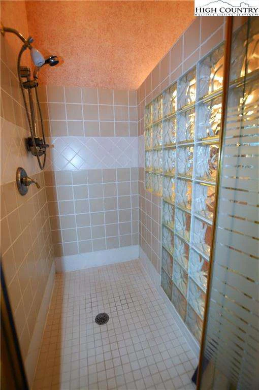 Image number 11 for the current listing