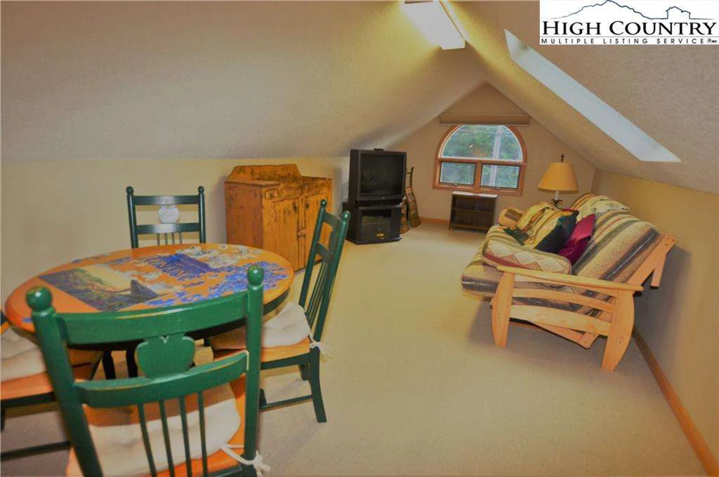 Image number 19 for the current listing