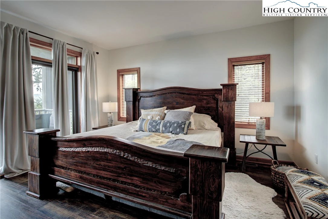 Image number 3 for the current listing