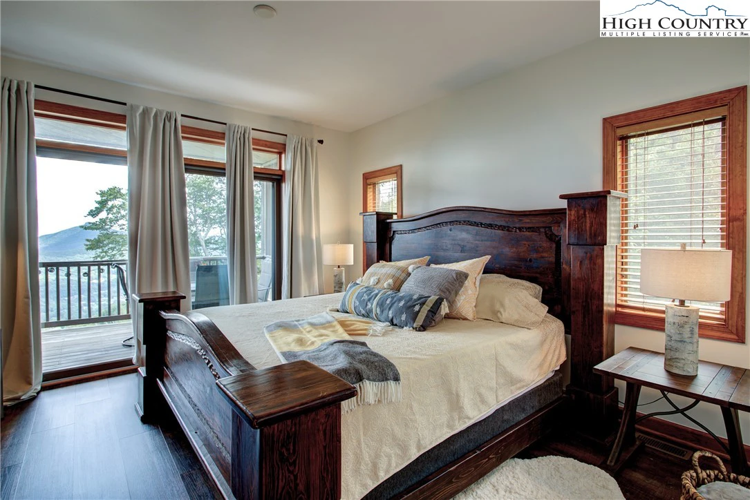 Image number 4 for the current listing