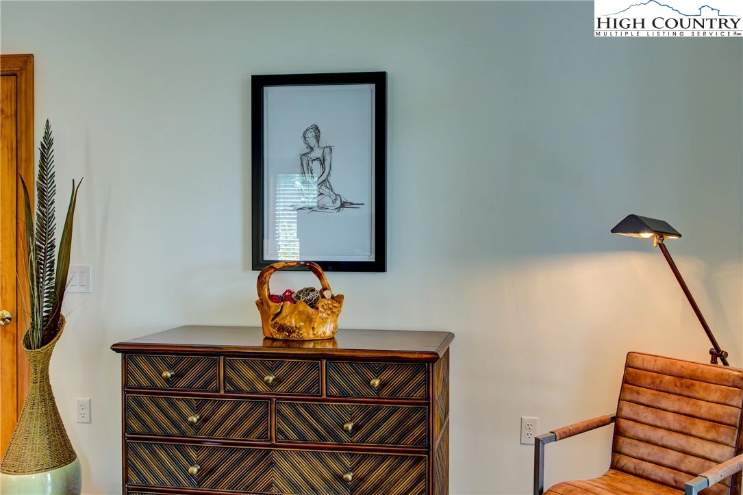 Image number 7 for the current listing