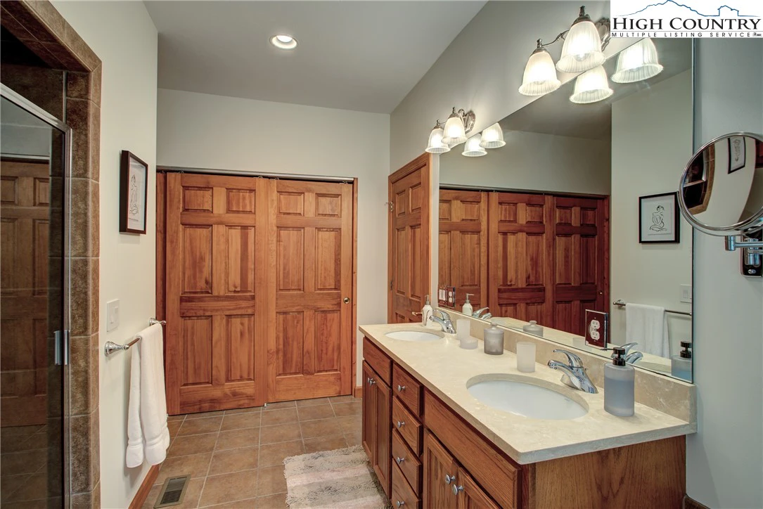 Image number 9 for the current listing