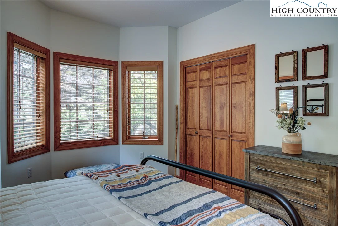 Image number 13 for the current listing