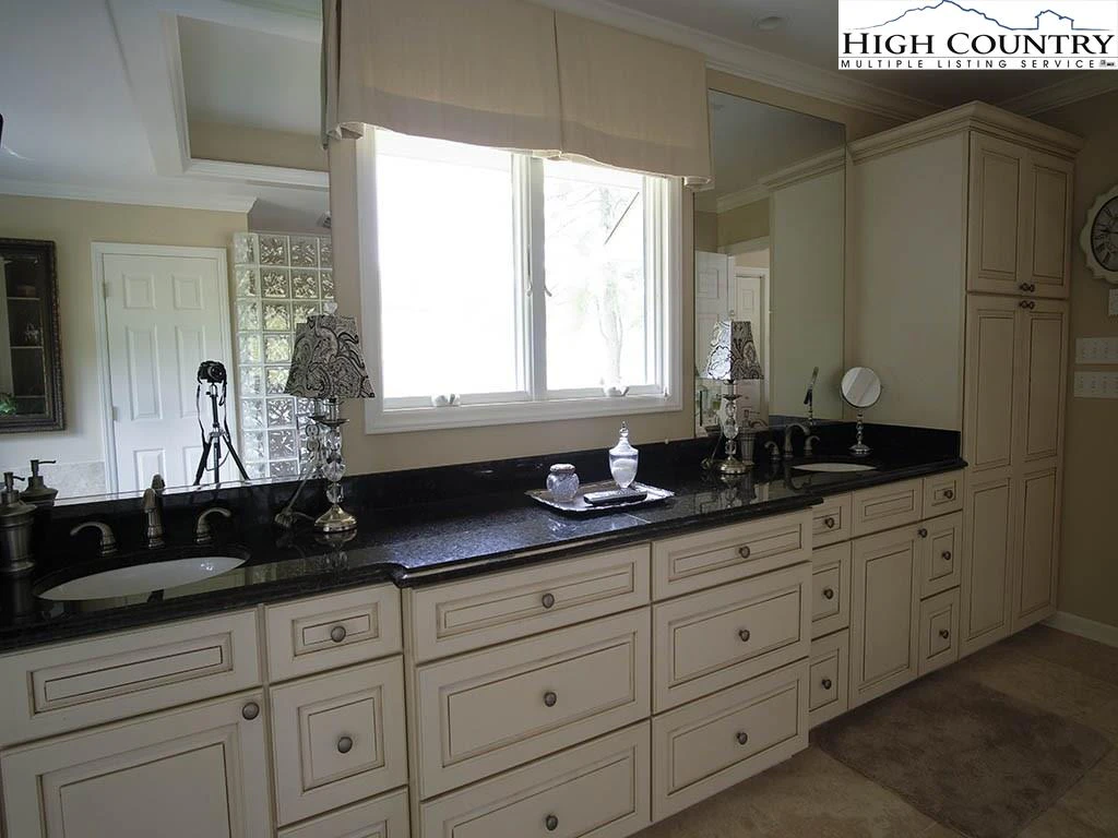 Image number 10 for the current listing