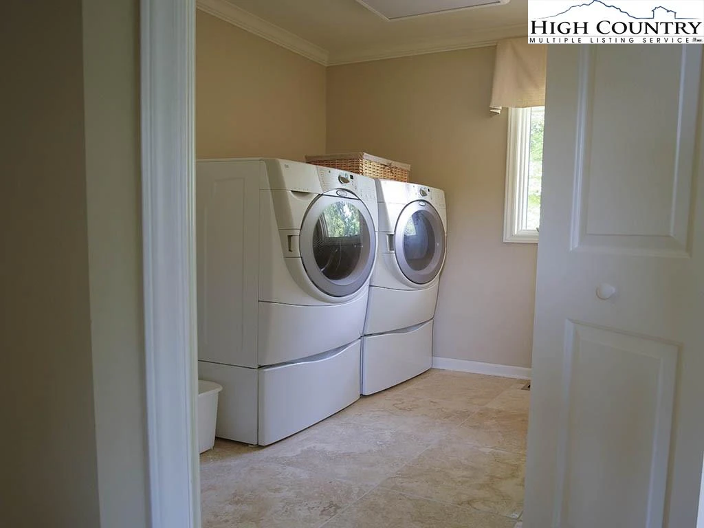 Image number 9 for the current listing