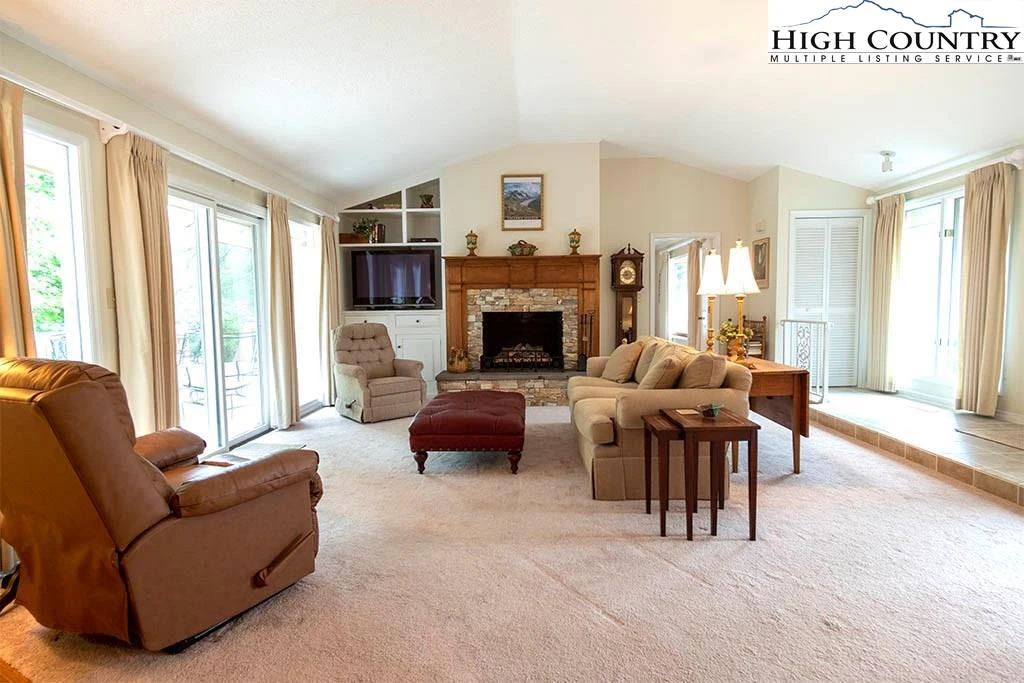 Image number 17 for the current listing