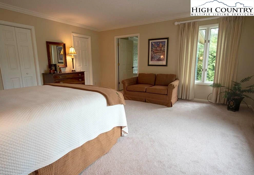 Image number 2 for the current listing