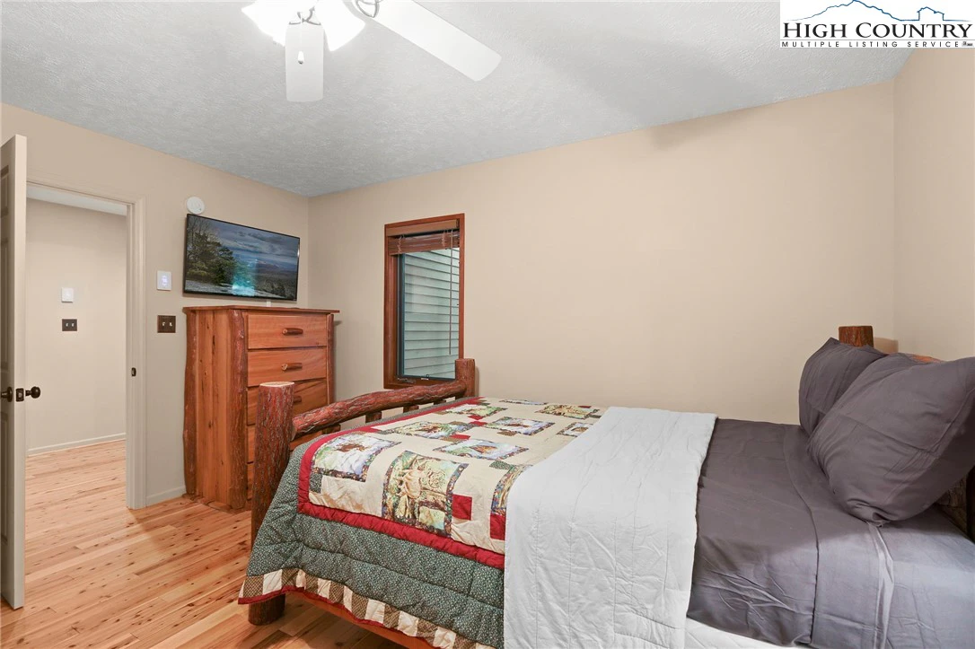 Image number 21 for the current listing