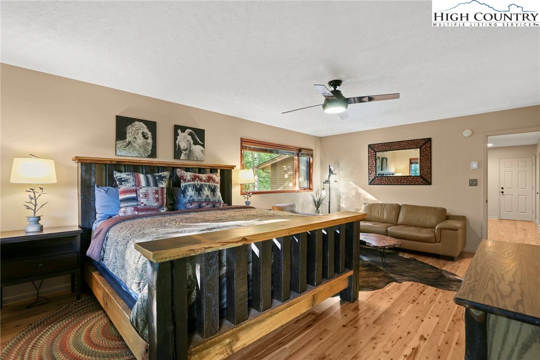 Image number 18 for the current listing
