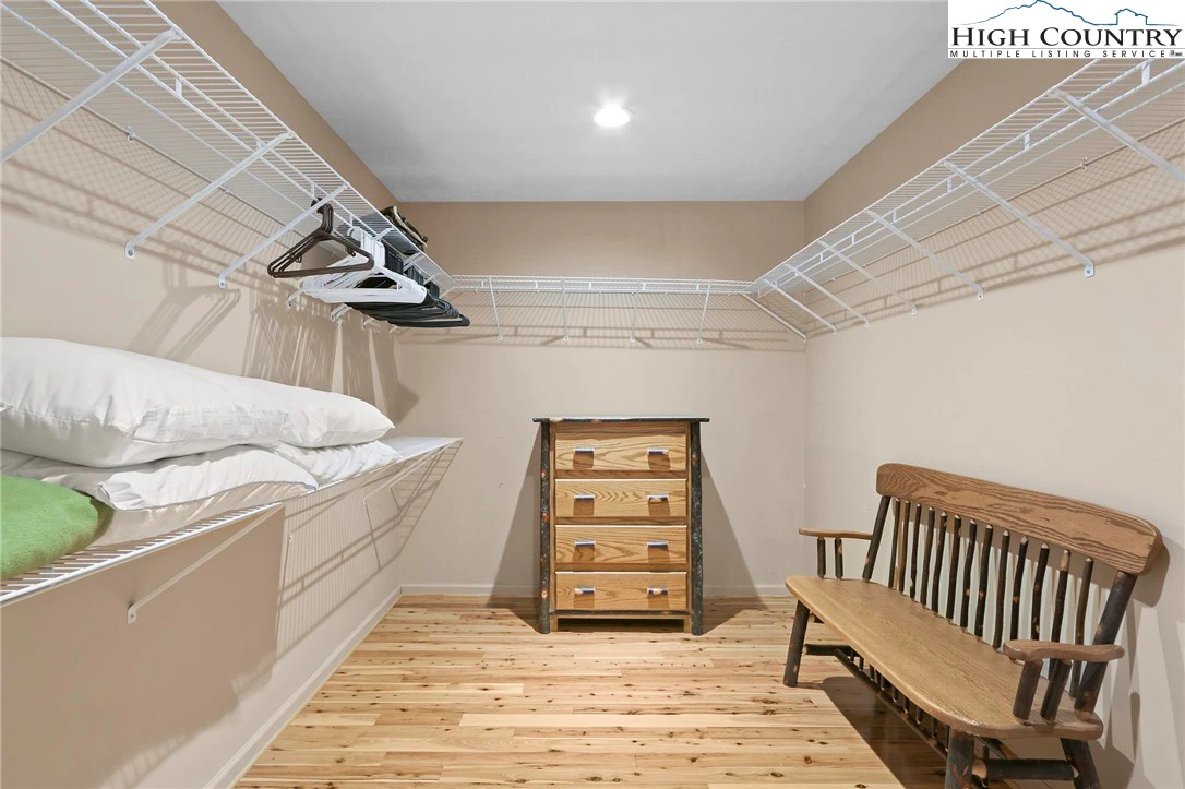 Image number 17 for the current listing