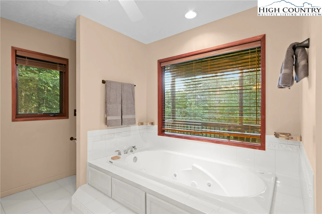 Image number 4 for the current listing