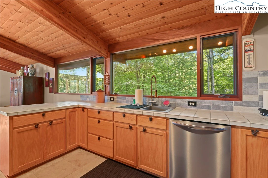 Image number 14 for the current listing