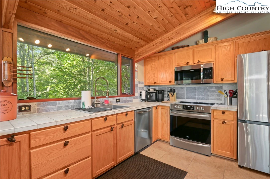 Image number 15 for the current listing
