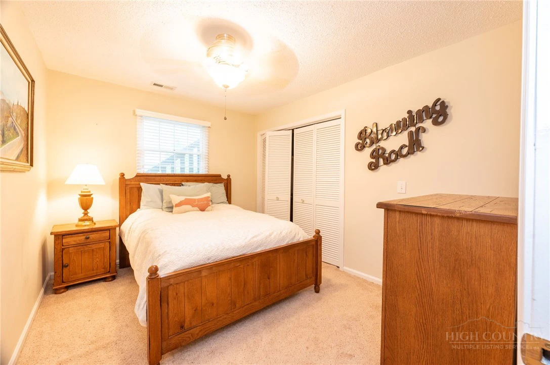 Image number 19 for the current listing