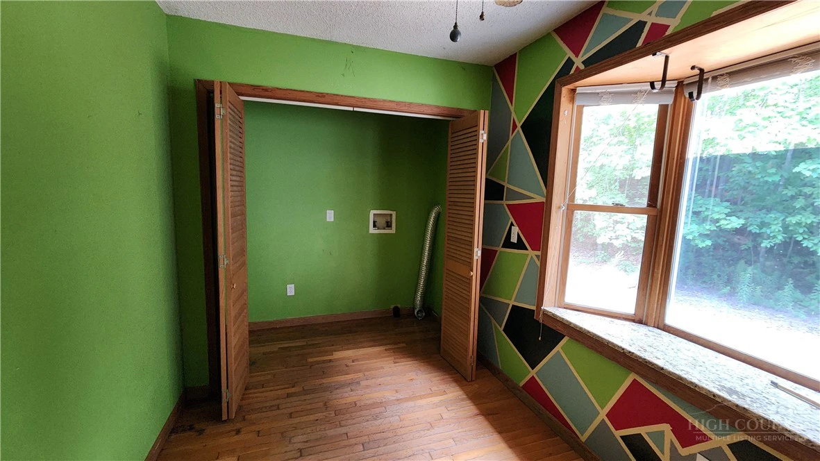 Image number 13 for the current listing