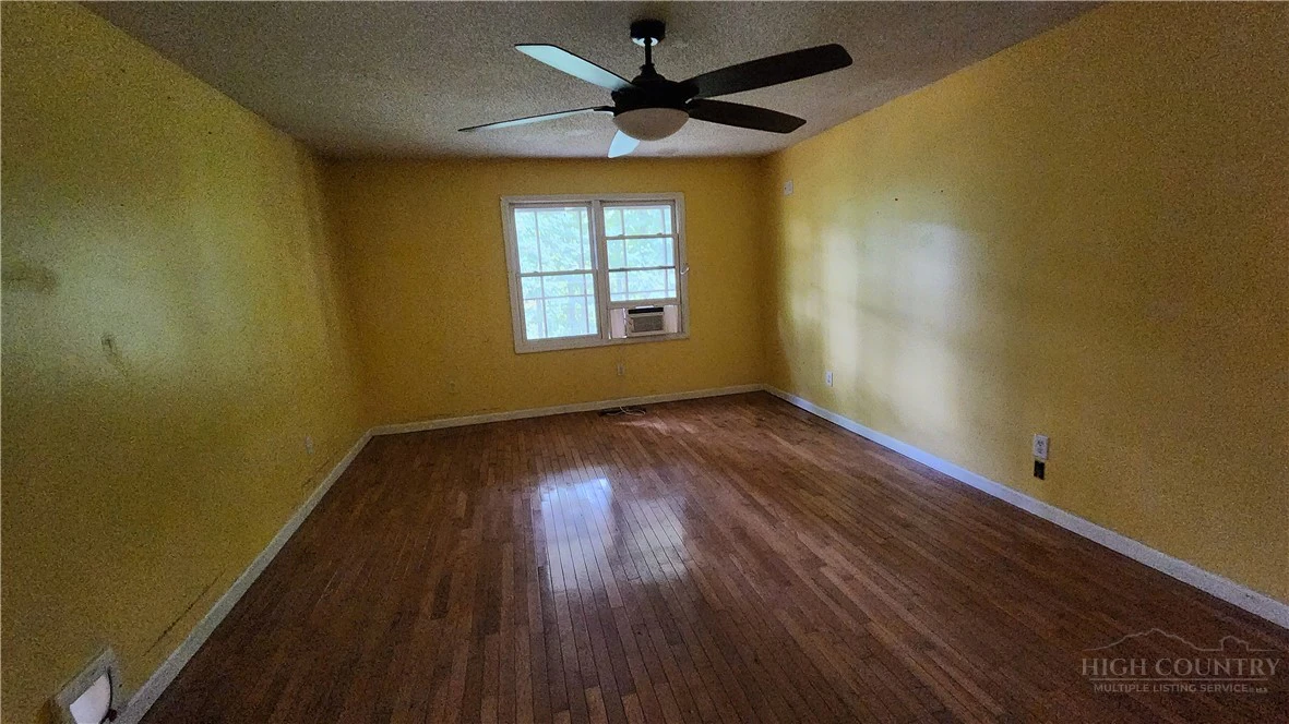 Image number 17 for the current listing