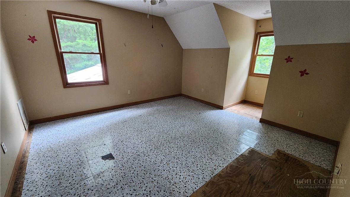 Image number 21 for the current listing