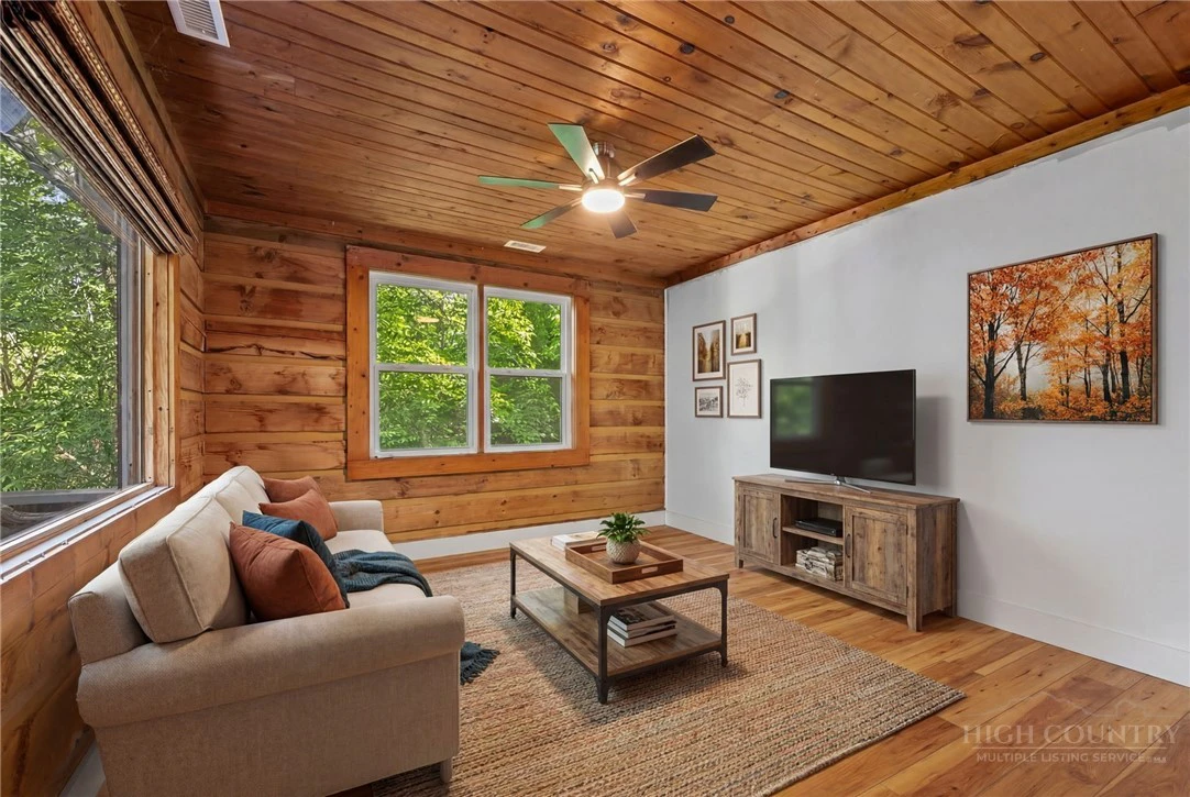 Image number 14 for the current listing