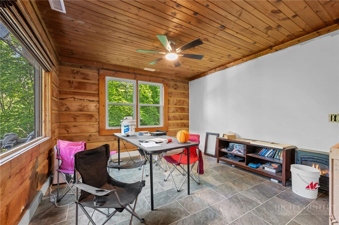Image number 15 for the current listing