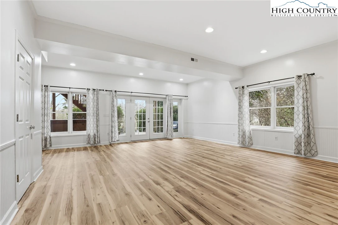 Image number 7 for the current listing