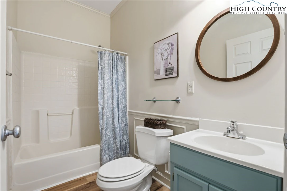 Image number 2 for the current listing