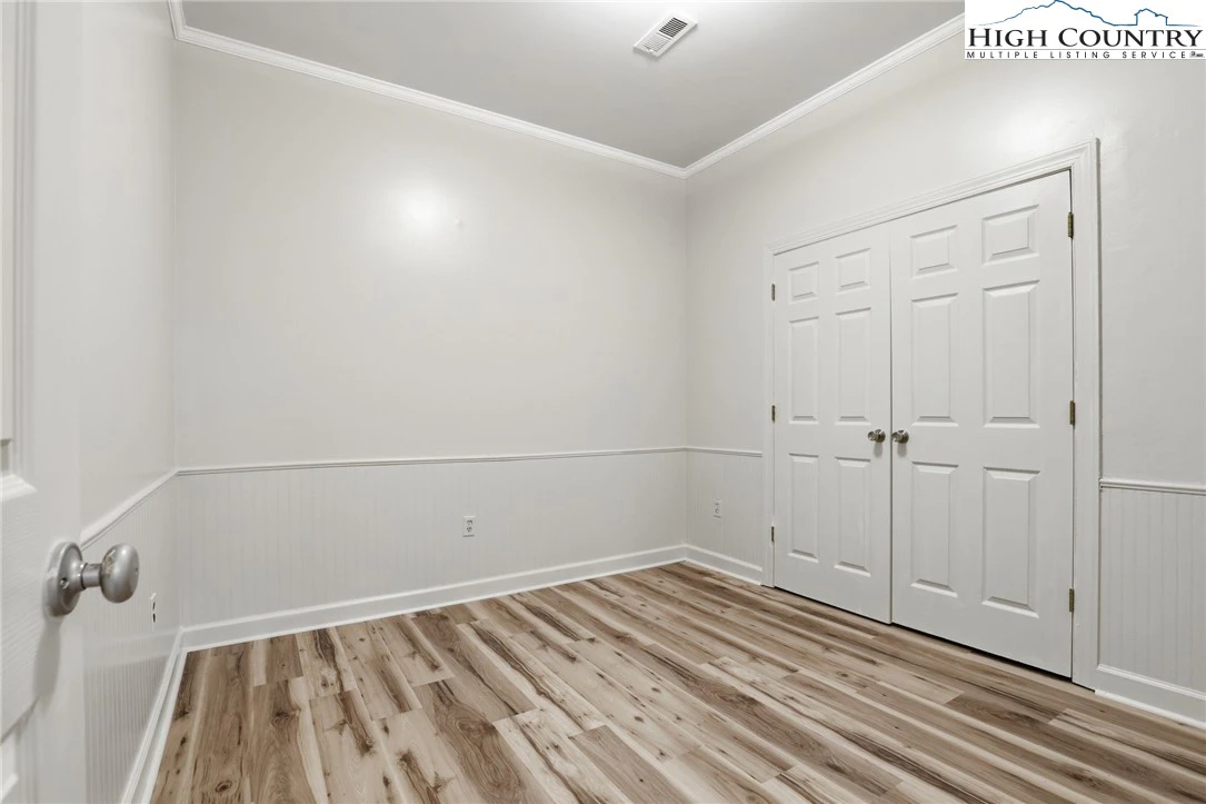 Image number 13 for the current listing
