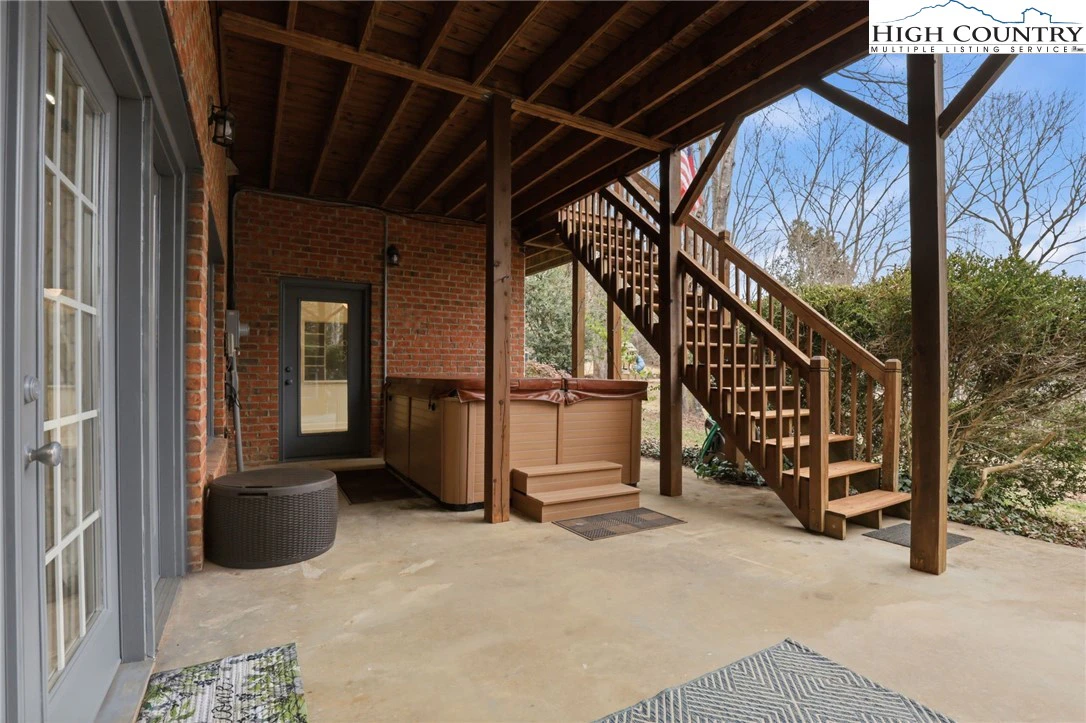 Image number 14 for the current listing