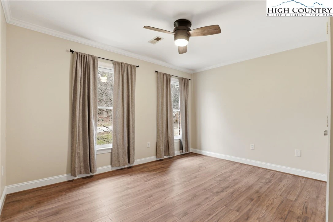 Image number 4 for the current listing