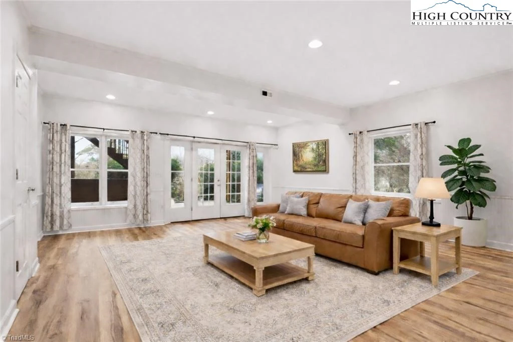 Image number 8 for the current listing