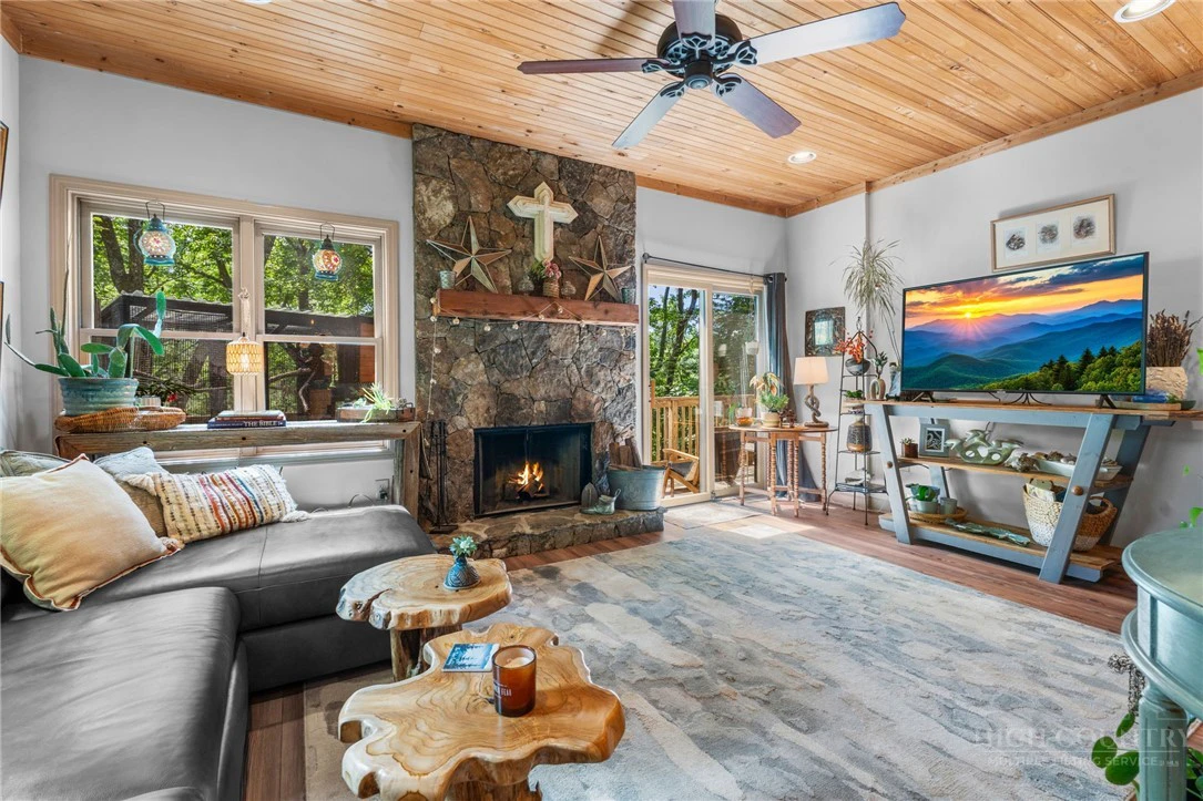 Image number 13 for the current listing