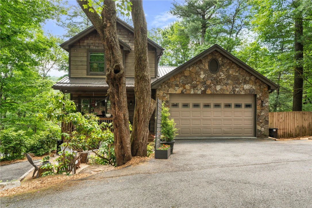 Image number 1 for the current listing
