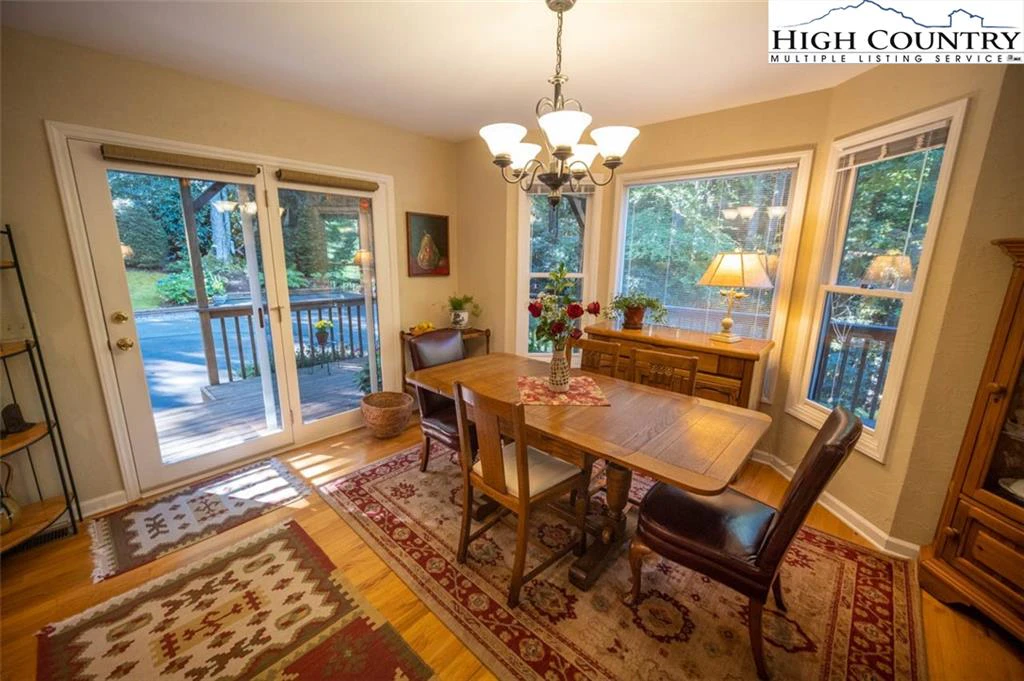 Image number 4 for the current listing