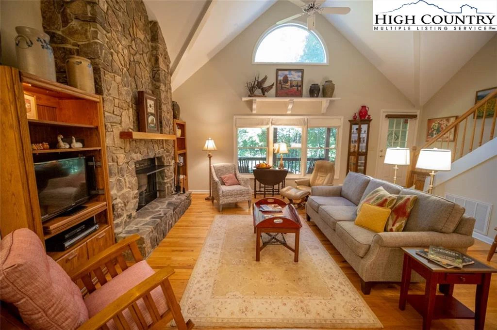 Image number 5 for the current listing