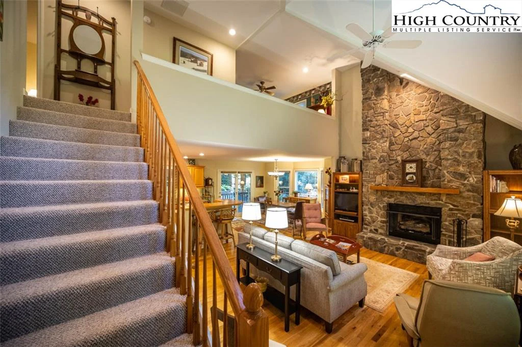 Image number 8 for the current listing