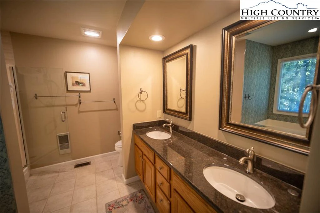 Image number 2 for the current listing