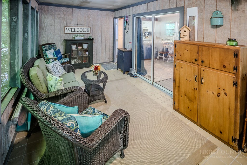 Image number 9 for the current listing