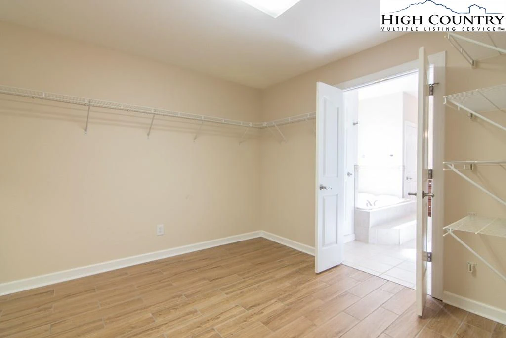 Image number 4 for the current listing