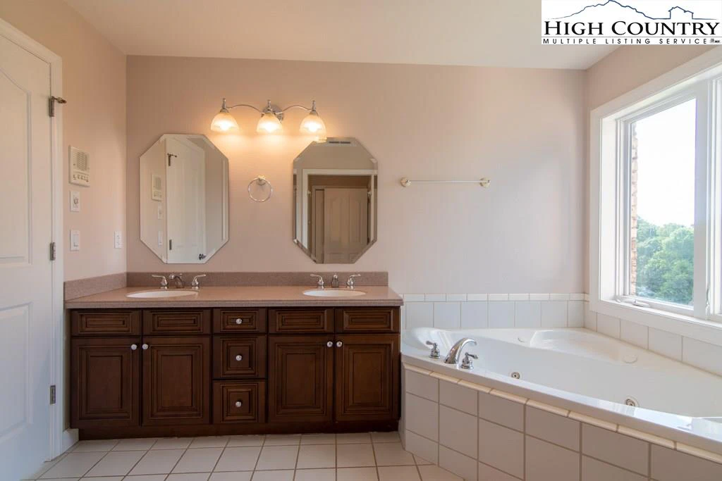 Image number 9 for the current listing