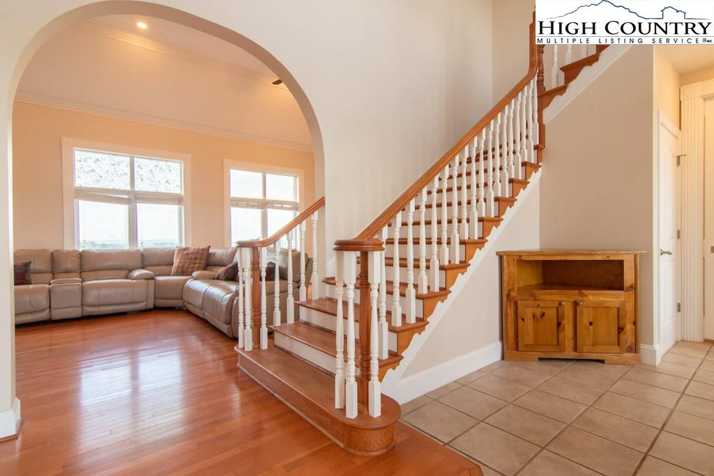 Image number 19 for the current listing
