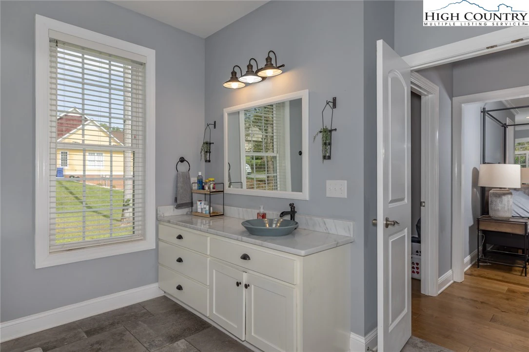 Image number 3 for the current listing