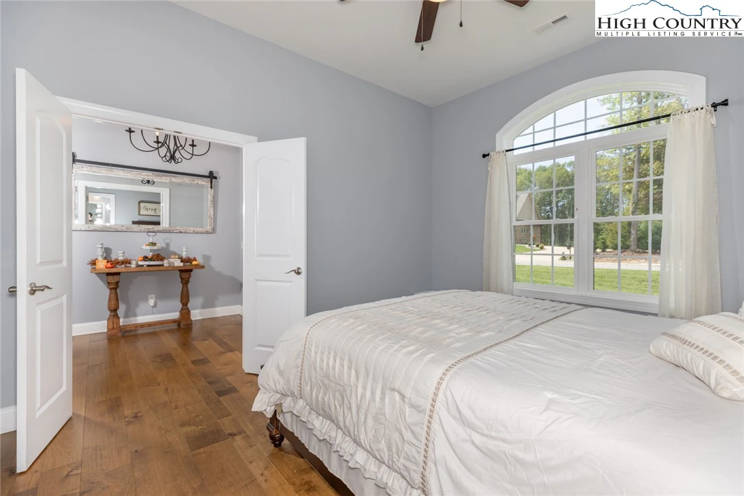 Image number 9 for the current listing