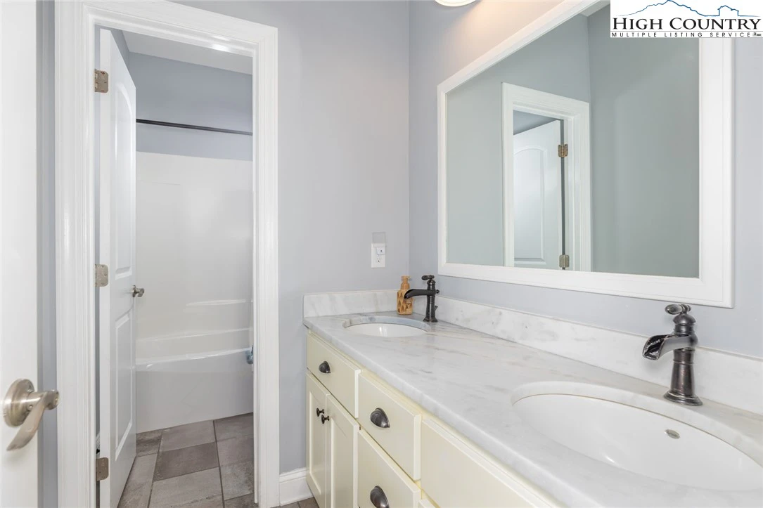 Image number 2 for the current listing