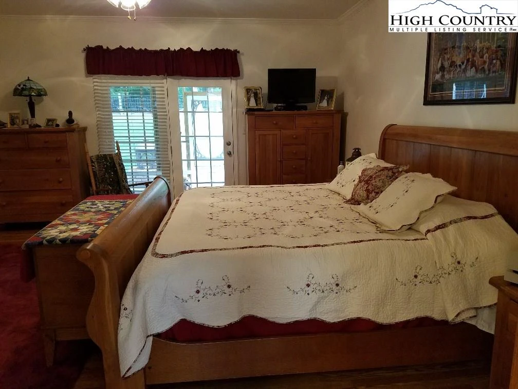 Image number 18 for the current listing